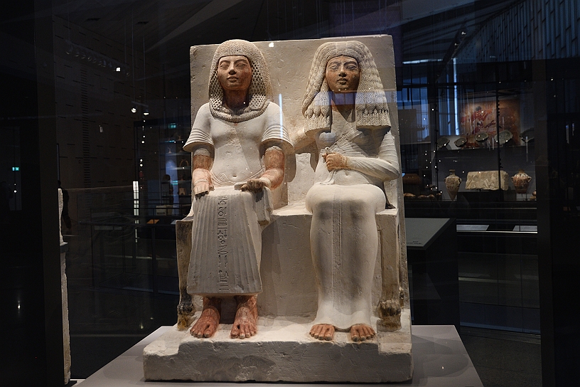 47 MAK_7123.jpg - Meryre (amato dal dio Ra) vissuto intorno al 1350 a.C. era un alto sacerdote amministratore e scriba del tempio di Aton, è raffigurato con due file di perline d'oro, un dono del Re, seduto accanto alla moglie Iniuia, statua in calcare dipinto.